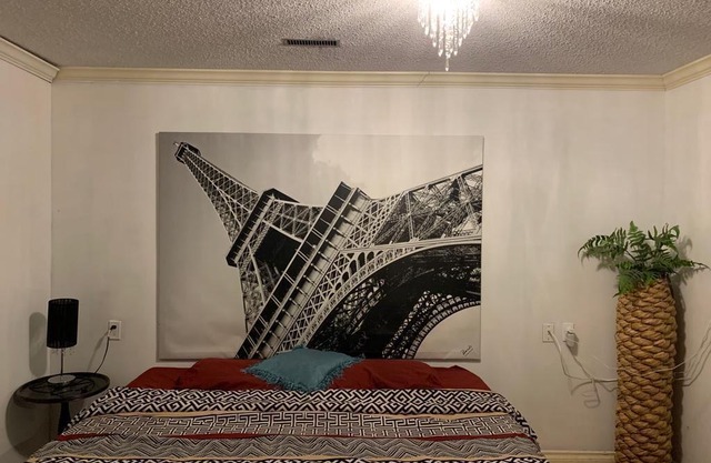 Comfortable Downtown Maple Ridge Home sleeps 12 guests