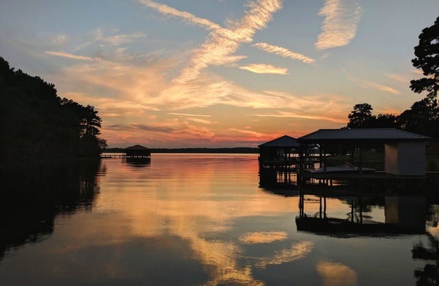 Comfortable Family Retreat On Lake Palestine w/Pool, Hot Tub, & Boat House