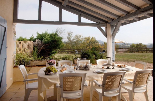 Comfortable house with swimming pool, ideally located between Béarn and the Basque Country