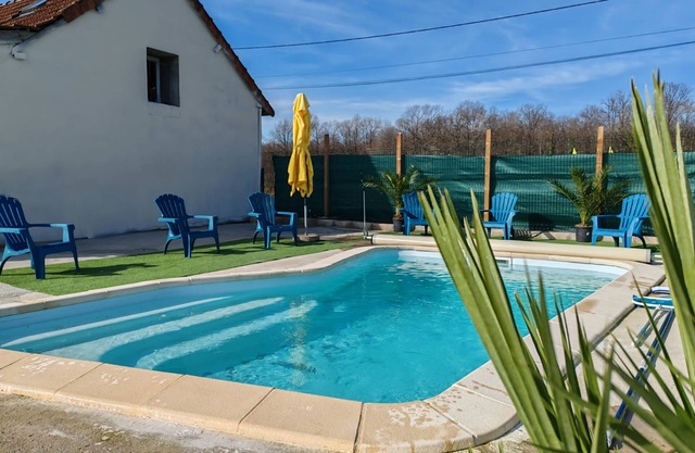 Comfortable house sleeps 8, private pool & jacuzzi, view of nature and animals