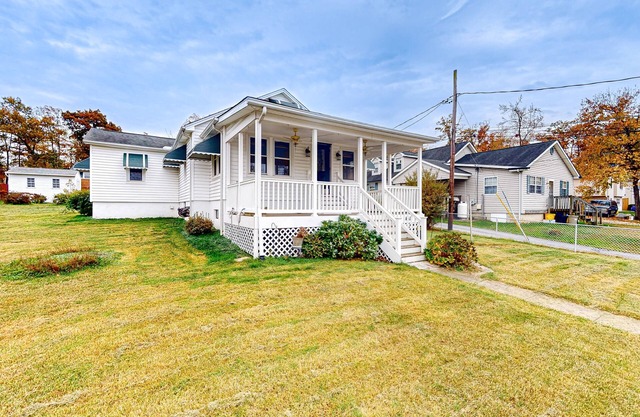 Comfortable home with a work desk, washer/dryer, streaming, & internet