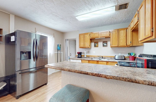 Comfortable home with spacious living room, kitchen & dining area