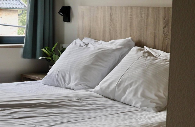 Comfortable hotel room next to Moeke Mooren, featuring modern amenities and a welcoming atmosphere for a relaxing stay.