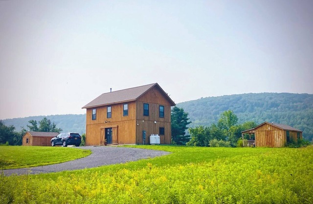 Comfortable Modern Barn House in Peaceful Setting