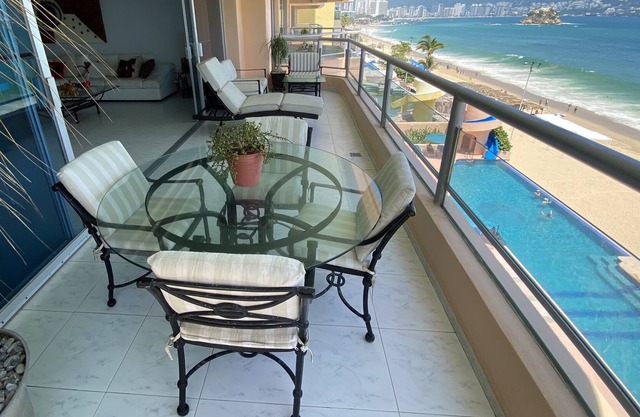 Comfortable Beachfront apartment in Acapulco