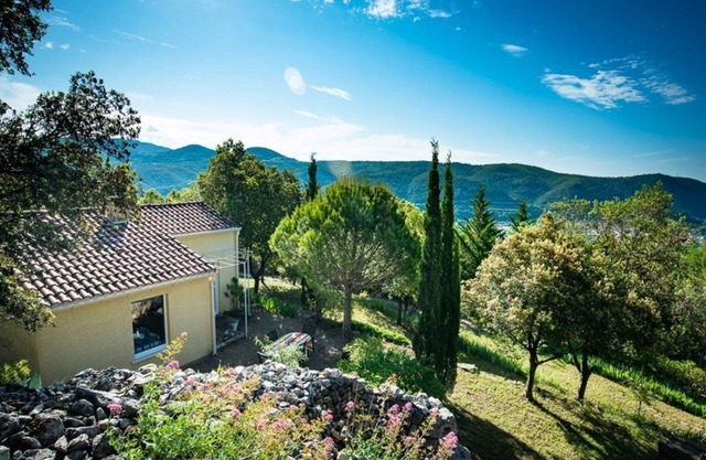 Comfortable, quiet cottage, magnificent view, a few min. from Salagou Lake