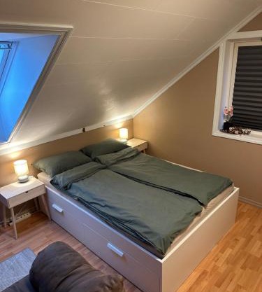 Comfortable room - Double bed - Private bathroom - Free parking - Shared kitchen - Bus stop and store 2 min walk