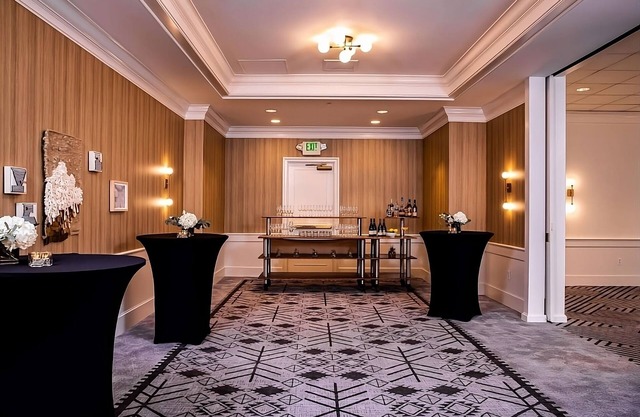 Comfortable Stay in King Bed! Spa Center on Site, Pet Friendly, Near Oregon Zoo