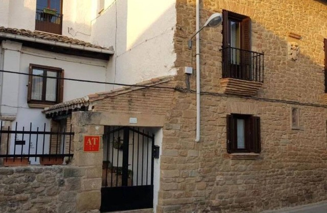 Comfortable stone house, near Pamplona and 100 m from the medieval enclosure