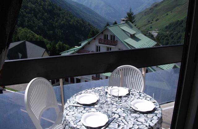 Comfortable studio with stunning views of the valley and on the slopes side
