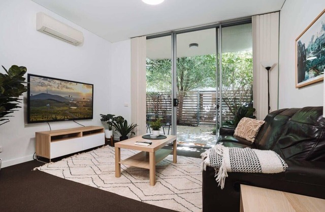 Comfy 1-Bed with Spacious Courtyard & Parking