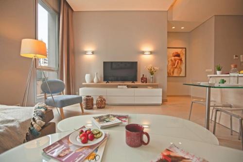 Comfy - 1BR Apt W Pool & Gym in Gemmayze