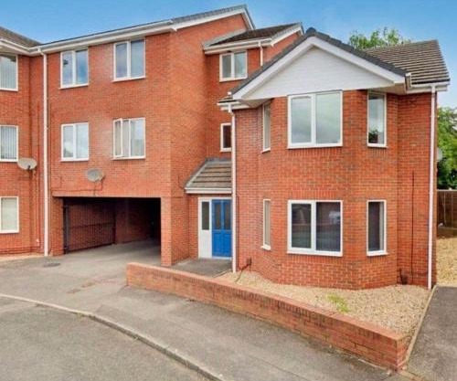Comfy 2-bedroom Flat with Private Parking