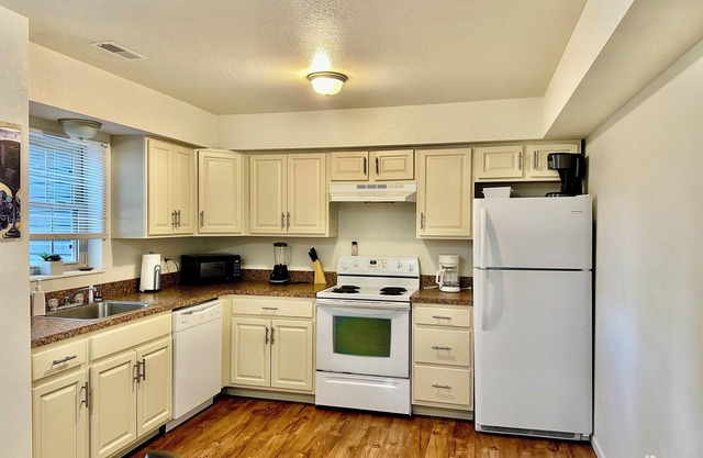 Comfy 2BR: 5 Min to Fort Leonard Wood