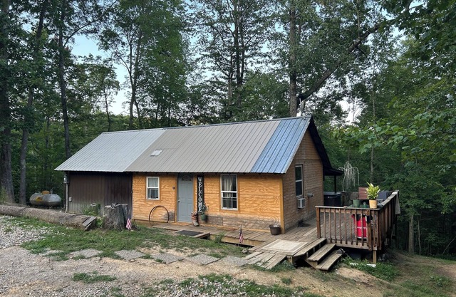 Comfy cabin near hocking hills with hidden spare bedroom, pet friendly