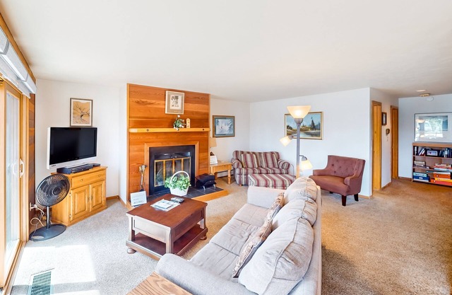 Comfy condo with furnished patio, & wood-burning fireplace