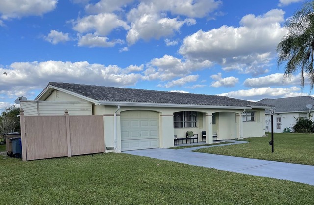 Comfy cozy home in Lehigh Acres. Quiet neighborhood, bring the family.