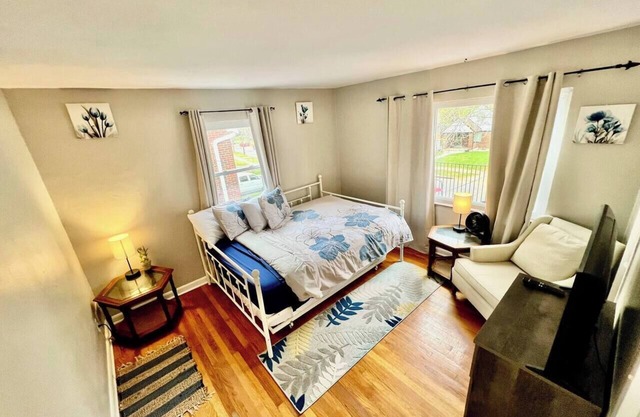 Comfy Cozy Safe 2nd Floor Aptmnt 13 Min to UC Med