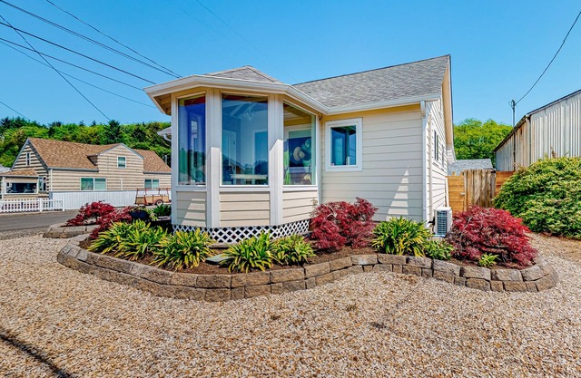 Comfy dog-friendly bay home with kitchenette, gas grill, patio, yard, and W/D