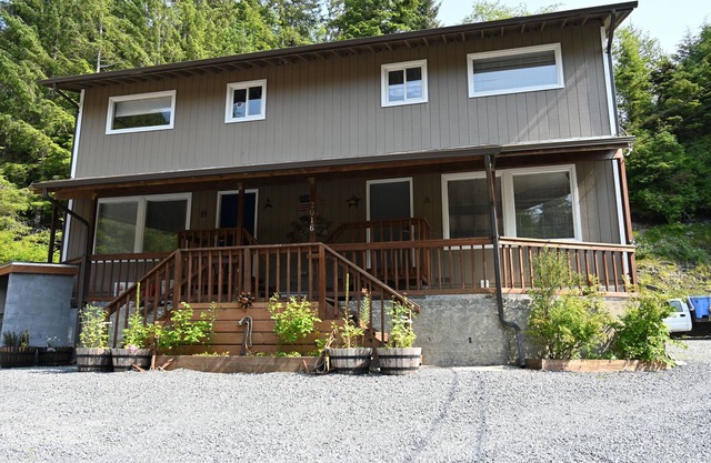 Comfy Duplex unit B great for families and small groups, sleeps up to 7