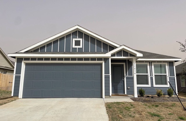 Comfy Family Home w/4 rooms, WiFi, Office & Community Pool, in Rhome