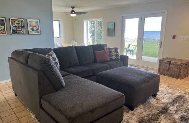 Comfy modern condo, right on Lake Michigan. Perfect couples getaway! No aircon