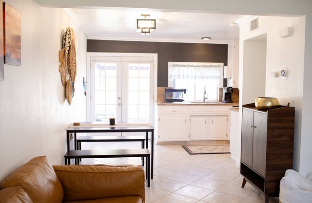 Comfy Modern Mojave Condo w/Full Kitchen. Perfect for Pitstoppers & Long Term