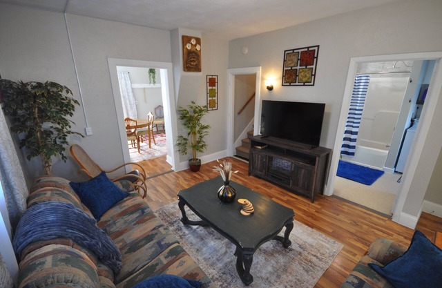 Comfy Rustic Retreat 2 blocks from Mayo Hospital and Bethany College.
