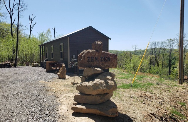 Comfy Tiny Home with Fishing Pond & Mountain View near NW Arkansas/River Valley