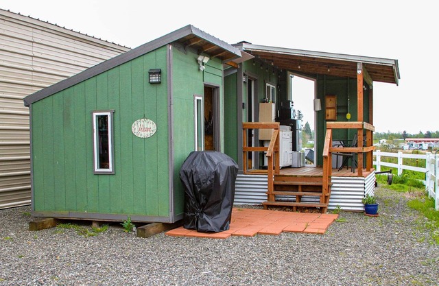 Comfy Tiny house on a peaceful 13 acres. Close to beach, hiking, Canada & more!
