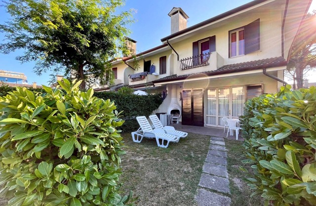 Comfy villa with pool and barbecue