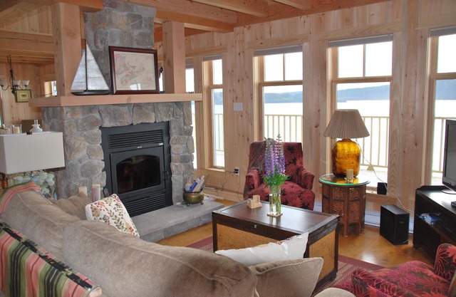 COMMANDER'S KEEP ~ BEST LOCATION & LUXURY IN THE 'BIGHT'!