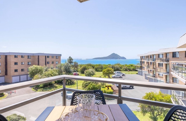 Commodore 6, 6 Intrepid Cl - water views, Air Con, Wi-Fi