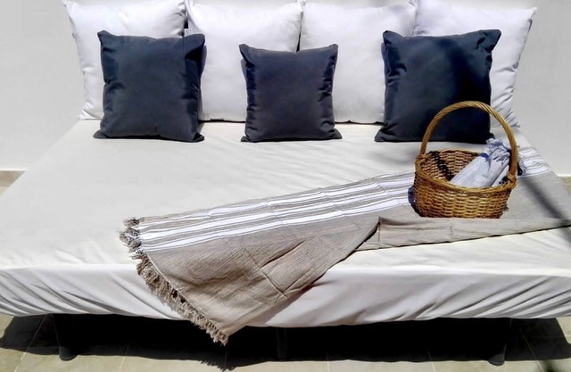 Complete house with breakfast, air conditioning and Balinese bed