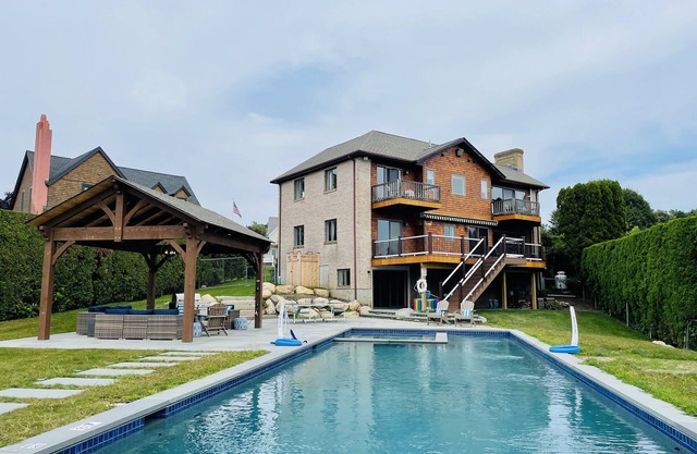 Completely Remodeled, Private salt water pool and SPA, walk to 1st and 2nd beach