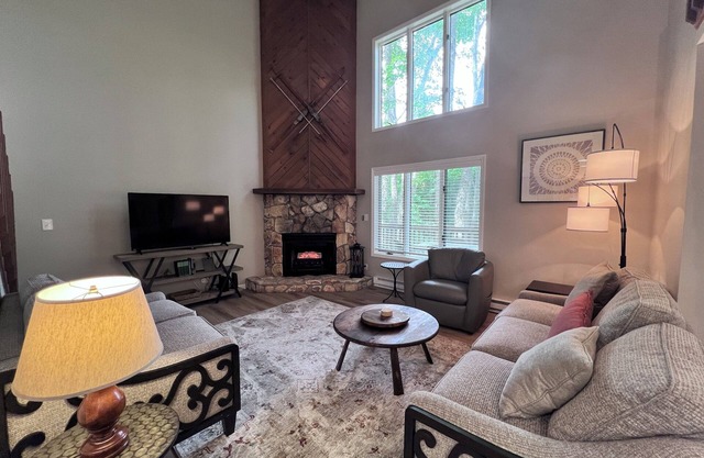 Completely renovated 2 bedroom townhouse - Walking distance to ski resort