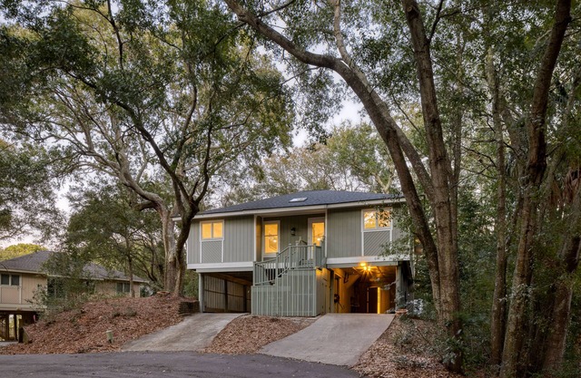 Conch Cottage by AvantStay | Walk to Beach, Deck, Fireplace, Outdoor Dining