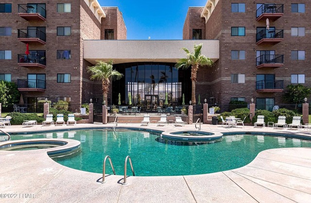 Condo by the Lake! Heated Pool, Walking distance to Lake and Golfing