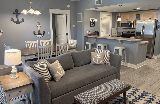 Condo in Pilot House - Steps From Baytowne Wharf - w/6-Seater Golf Cart