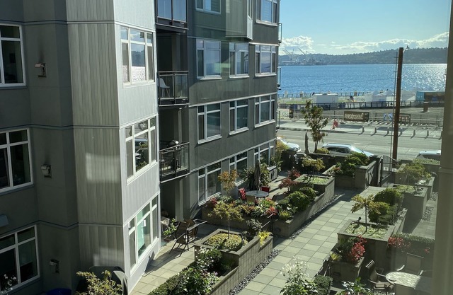 Condo on the Waterfront w/secured parking. Walk to Pike Market, Cruise Terminal