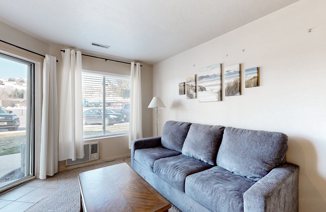 Condo w/private patio and access to shared pool/hot tub/tennis courts