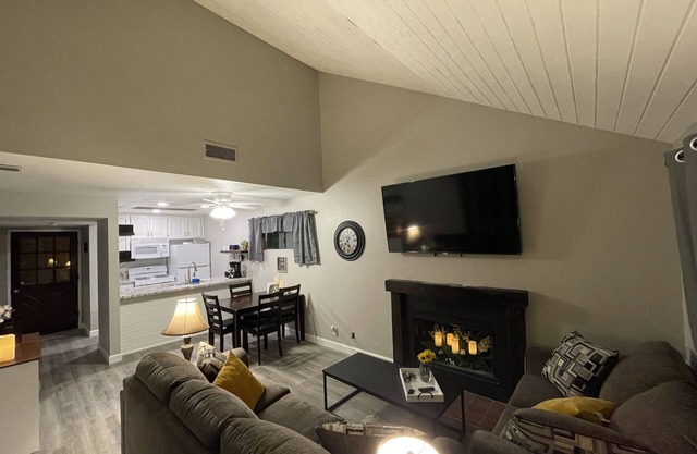 Condo walking distance to Restaurants and Shopping