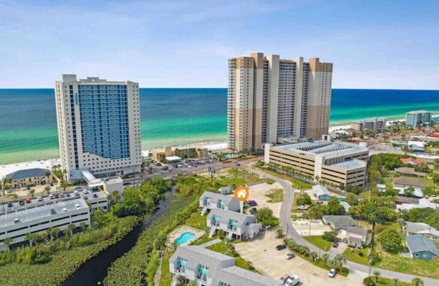 Condo with pool, Steps From The Beach! Snow bird discounts! Near Pier Park!