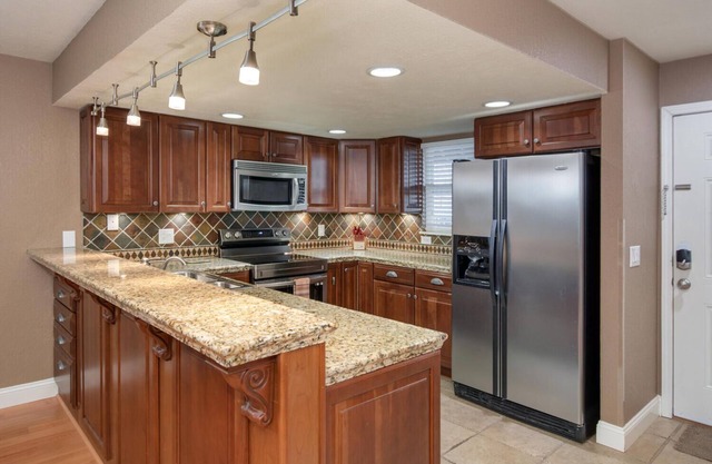 Condo with screened porch on the bluffs of Lake Taneycomo!