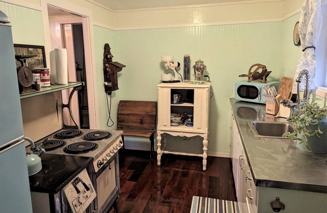 Conductor’s Quarters - Lakefront 1 Bedroom Cabin with Kayaking near Florence