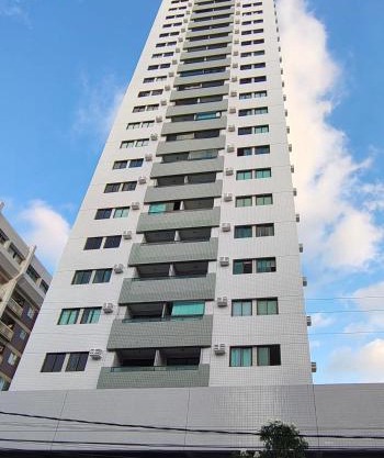 Confortável apartamento com 2 quartos, sendo um suíte, varanda, ampla sala, cozinha área de serviço e banheiro social