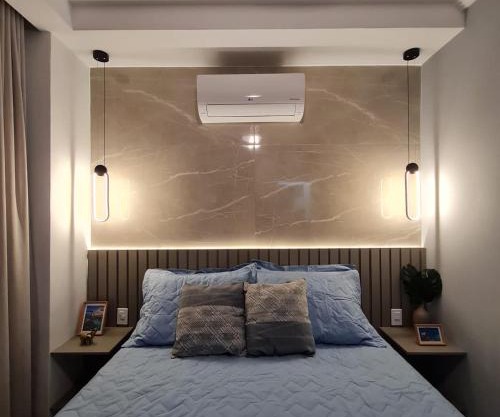 Conforto com ar, tvs smart, na quadra da praia do Forte, em frente à Feira Artesanato