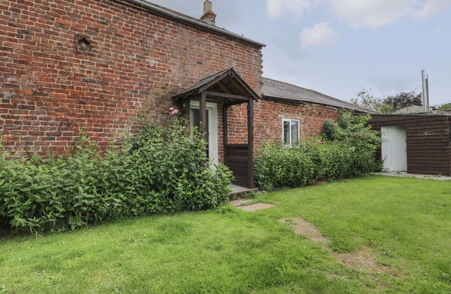 CONOR’S COTTAGE, pet friendly, character holiday cottage in Denbigh