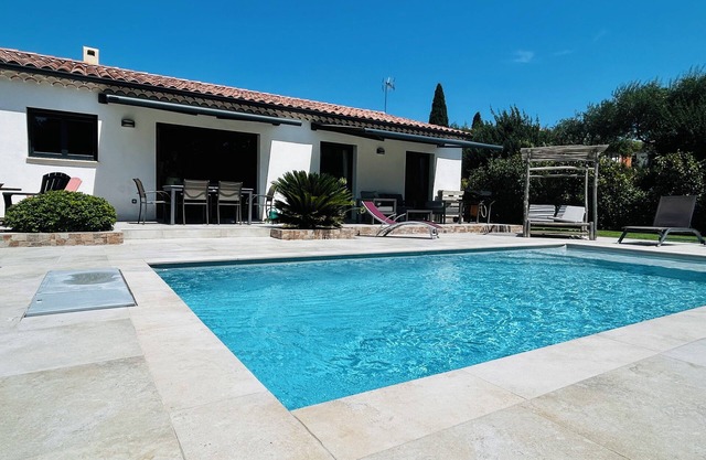 Contemporary air-conditioned villa, 2 bedrooms, ground floor with swimming pool IN QUIET AREA