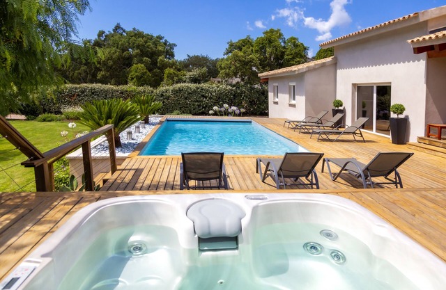 Contemporary 160m² villa for 8 people with heated, secure swimming pool and Spa